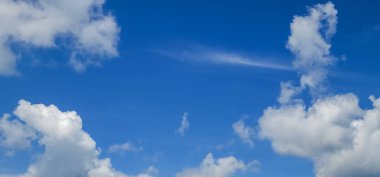 Beyaz bulutlu mavi gökyüzü arkaplanı