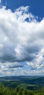 Mavi gökyüzü ve bulutlu yaz manzarası. Doğa, seyahat.