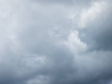 Bulutlu mavi gökyüzü.