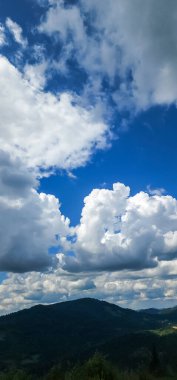 Bulutlu mavi gökyüzü