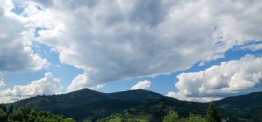 Yaz dağı manzarası. bulutlu yüksek dağ aralığı.