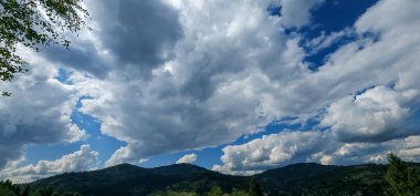 Bulutları ve gökyüzü olan güzel bir manzara.