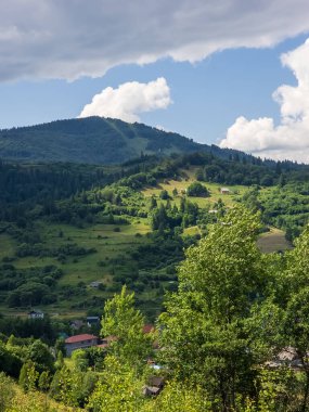 Bulutlu gökyüzü ile güzel dağ manzarası