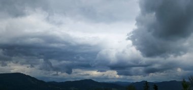 dağlarda kara bulutlar