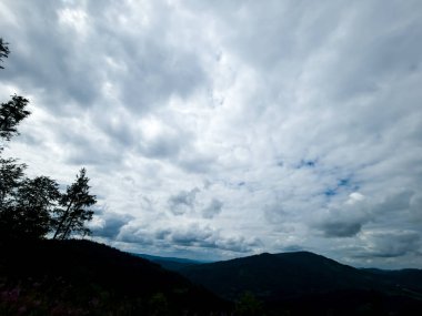 Bulutlu güzel dağ manzarası