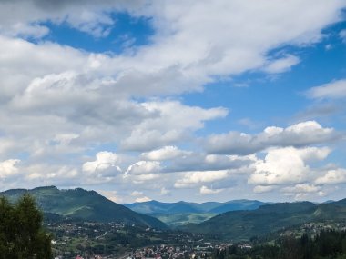Karpatlar, Ukrayna. Dağlardaki Karpatların güzel manzarası. Güzel yaz manzarası.