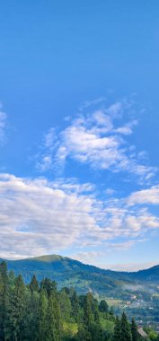 Dağları ve mavi gökyüzü olan güzel bir manzara.