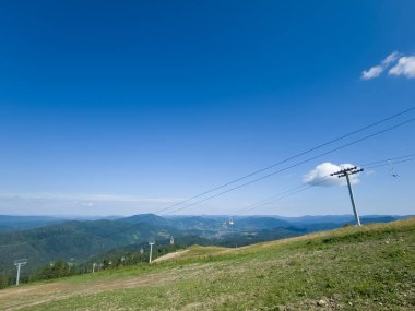 Dağ manzarası, mavi gökyüzü ve beyaz bulutlar