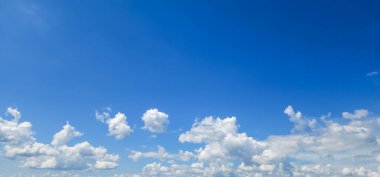 Derin mavi gökyüzünde güzel beyaz bulut