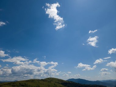 Bulutlu mavi dağlar