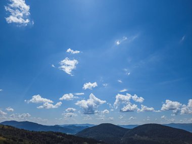Dağ manzarasının güzel bir görüntüsü.