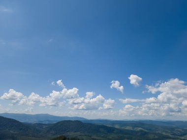 Mavi gökyüzü olan dağ manzarası