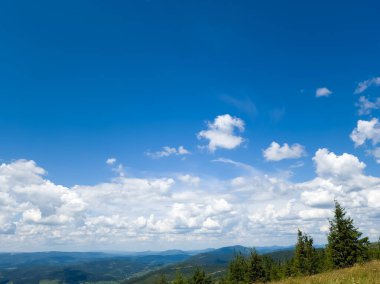 Yaz dağları mavi gökyüzü ve bulutlarla kaplı