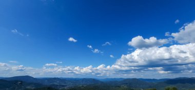 güzel manzara mavi gökyüzü ile