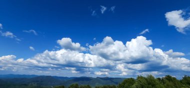 Bulutlu mavi gökyüzü, yaz arkaplanı