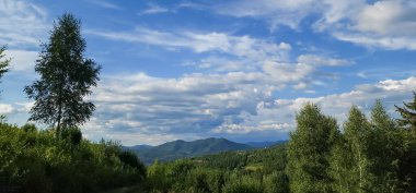 Dağlarda nehri olan güzel bir manzara.