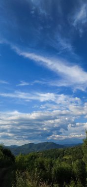 Dağları ve bulutları olan güzel bir manzara