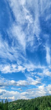 Yeşil ve mavi gökyüzü olan güzel bir manzara.