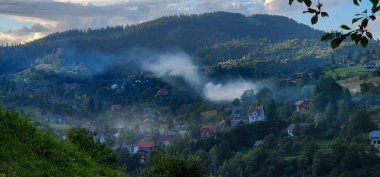 Sonbaharda Karpatların köyü. Akşamları güzel bir dağ köyü