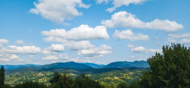 Mavi gökyüzü ile güzel dağ manzarası