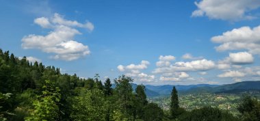 Yazın dağların manzarası