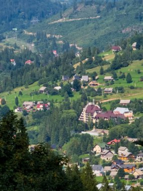 Ormandaki dağların güzel manzarası.