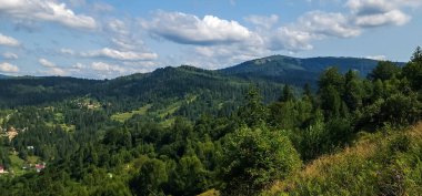 Dağlarda dağları olan güzel bir manzara.