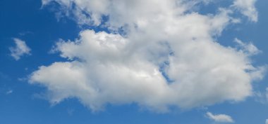 Mavi gökyüzündeki bulutlar