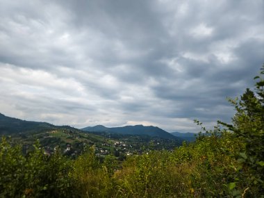 Arka planda bulutlu bir gün ile güzel bir manzara