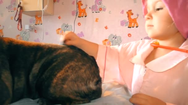 Kleine Meisje Arts Uitstrijkjes Hond Zalf Spelen Arts Hond Ligt — Stockvideo