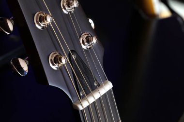 Elektro siyah gitarın yakın çekim makrosu