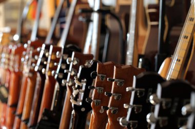 Klasik ahşap gitarlara yakın çekim