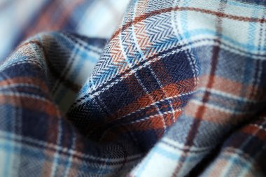 Damalı erkek gömleğinin detaylarını kapat