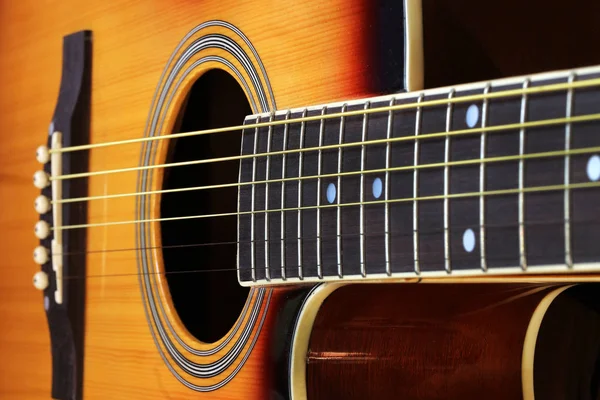 Klasik ahşap gitarın yakın çekim makrosu