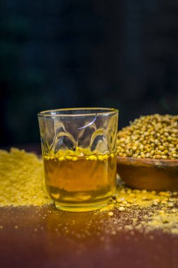 Su Coriandrum sativum, kişniş, toz ile yakın çekim.