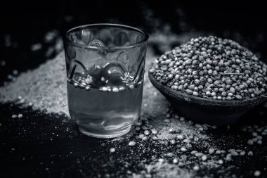 Su Coriandrum sativum, kişniş, toz ile yakın çekim.