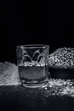 Su Coriandrum sativum, kişniş, toz ile yakın çekim.