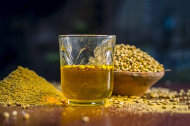 Su Coriandrum sativum, kişniş, toz ile yakın çekim.