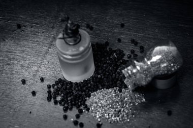 Yağı karabiber, Piper nigrum ham karabiber ve toz bir ahşap yüzeye yakın çekim.