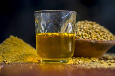 Su Coriandrum sativum, kişniş, toz ile yakın çekim.