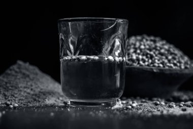 Su Coriandrum sativum, kişniş, toz ile yakın çekim.