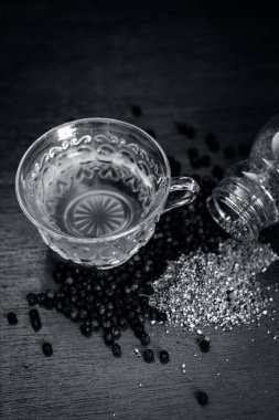 Kara biber çay, Piper nigrum ham karabiber ve toz ile yakın çekim.