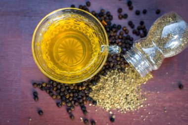 Kara biber çay, Piper nigrum ham karabiber ve toz ile yakın çekim.