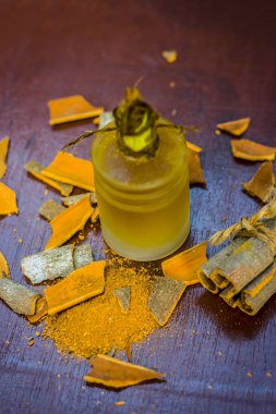 Tarçın, tarçın zeylanicum bütün tarçın ile ve onun toz yağ ve yakın çekim.