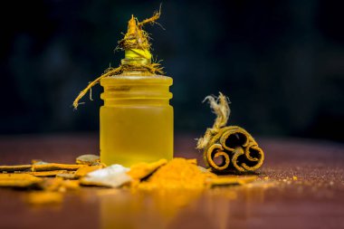 Tarçın, tarçın zeylanicum bütün tarçın ile ve onun toz yağ ve yakın çekim.