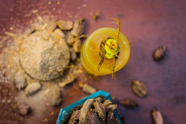 Yağı, tozu ile siyah kakule ve ham siyah kakule yakın çekim.