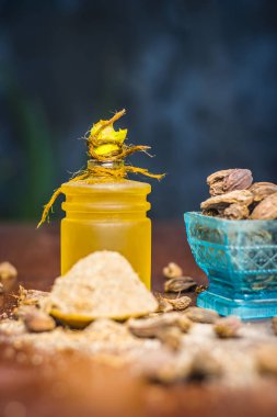 Yağı, tozu ile siyah kakule ve ham siyah kakule yakın çekim.