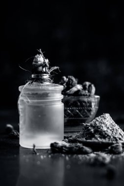 Yağı, tozu ile siyah kakule ve ham siyah kakule yakın çekim.