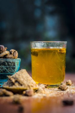 Onun toz siyah kakule ve ham siyah kakule su yakın çekim.