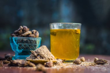 Onun toz siyah kakule ve ham siyah kakule su yakın çekim.